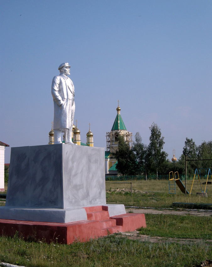 Памятник В.И.Ленину в селе Зуевка