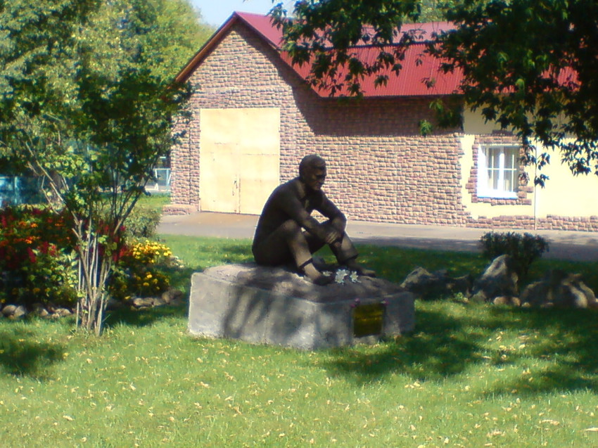 Мосфильм. Памятник В.М. Шукшину. 2007 г.