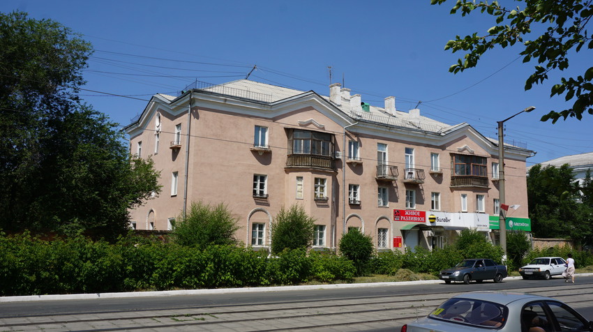 На улице Мира.