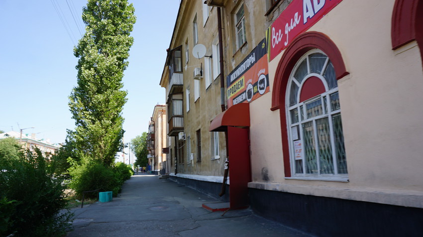 На улице Мира.