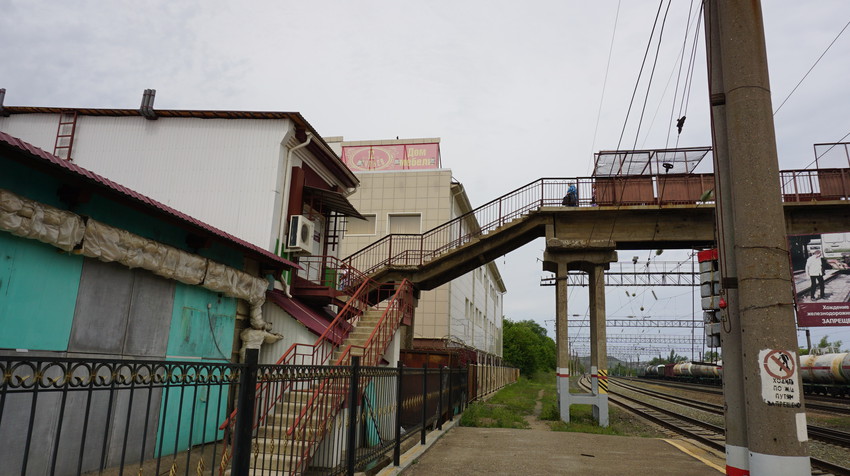 Пешеходный мост через ж\д пути.