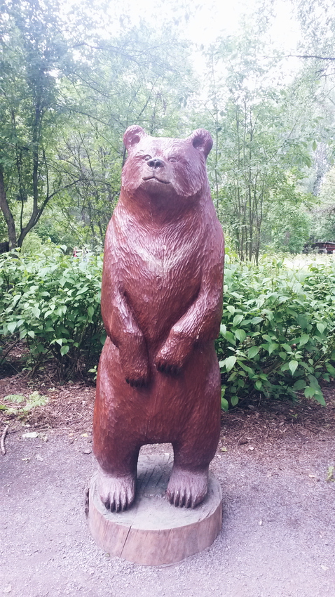 Кивач. Деревянный медведь возле музея. 2015 г.