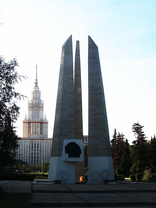 Студентам и преподавателям МГУ, погибшим в годы Великой Отечественной войны.