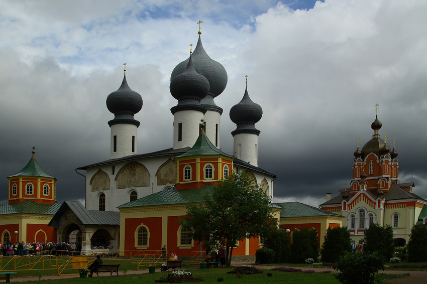 Тихвинский монастырь в Тихвине зима