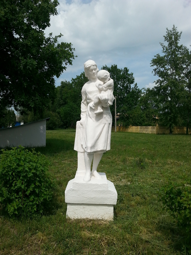 Скульптура на территории Ступинской больницы