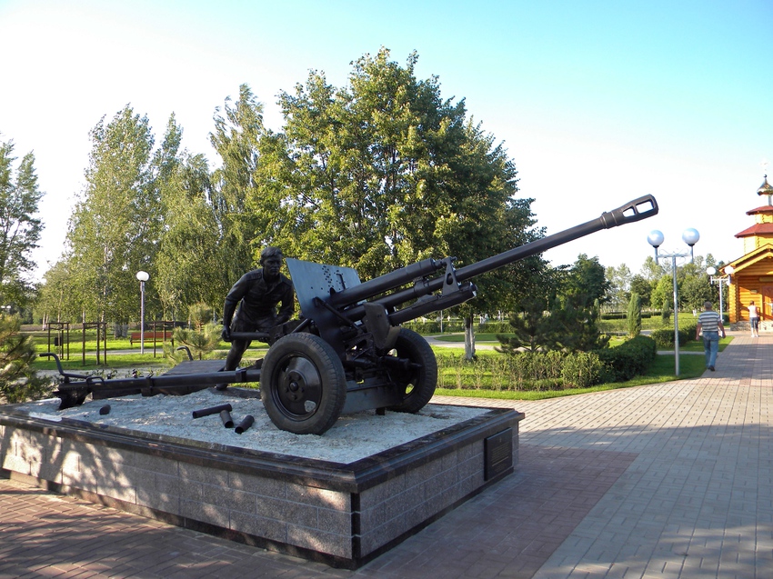 Памятник на центральной Аллее Доблести Прохоровского парка Победы