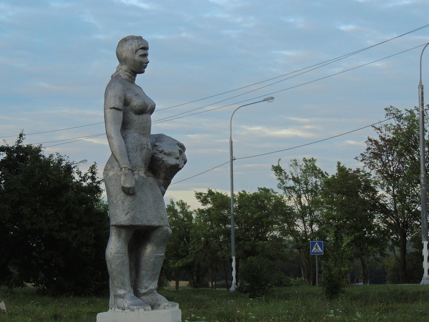 Скульптура на въезде в село