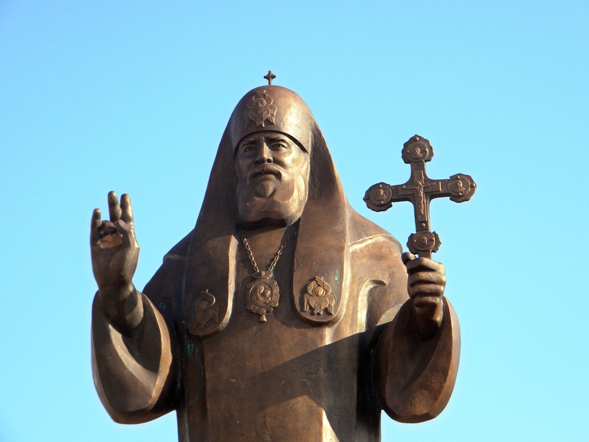 Памятник святейшему патриарху Московскому и всея Руси Алексию II