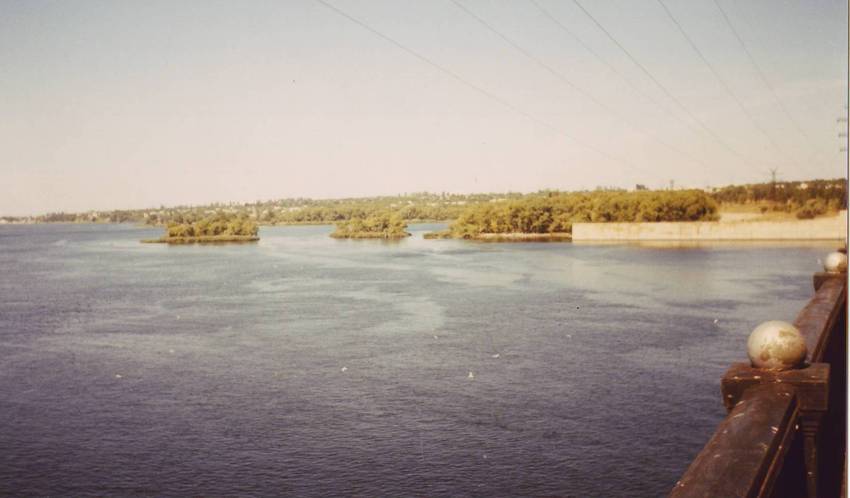 Вигляд Козацького з мосту Каховської ГЕС