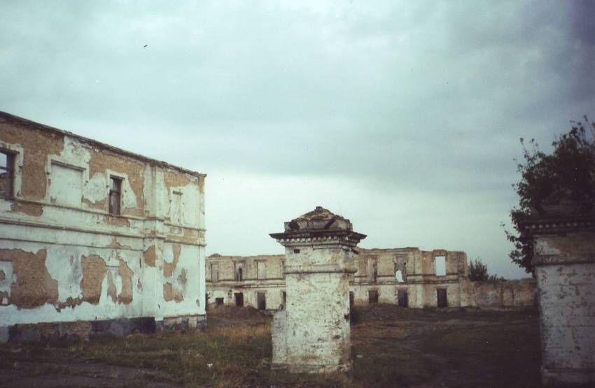 Залишки воріт колишнього палацу кн. Трубецьких, 20002 рік