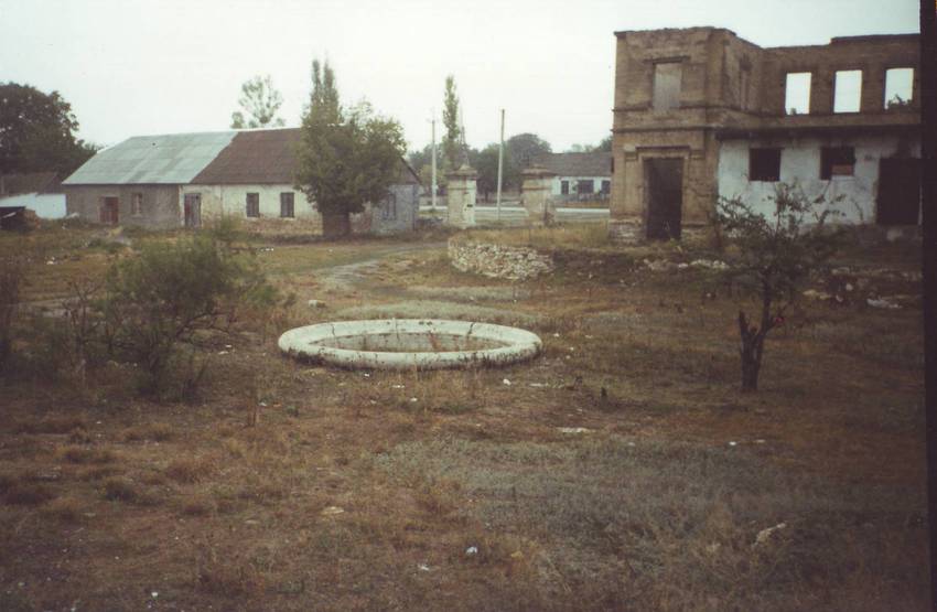 Залишки фонтану і колишніх господарських споруд у дворі палацу кн. Трубецьких, 2002 рік