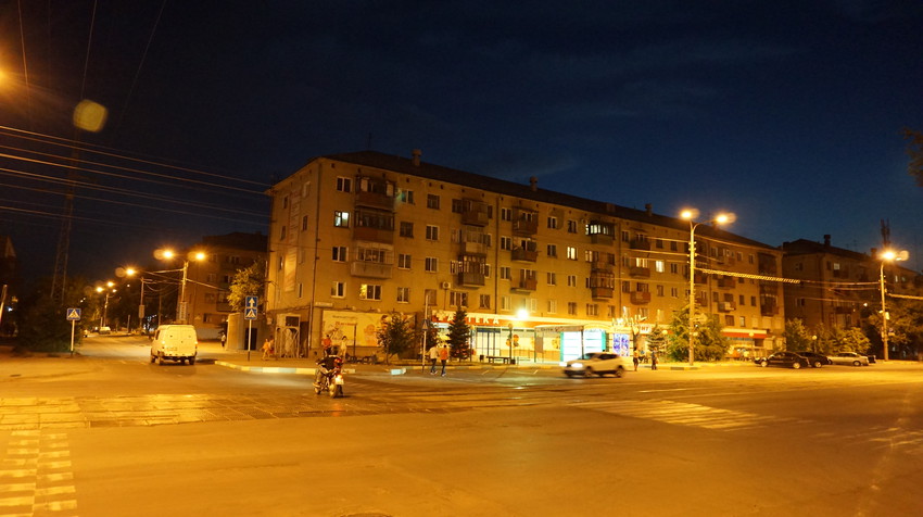 Город орск в реальном времени. Ночной Орск. Площадь Орск ночной. Площадь Комсомольская Орск ночью. Комсомольская площадь Орск.