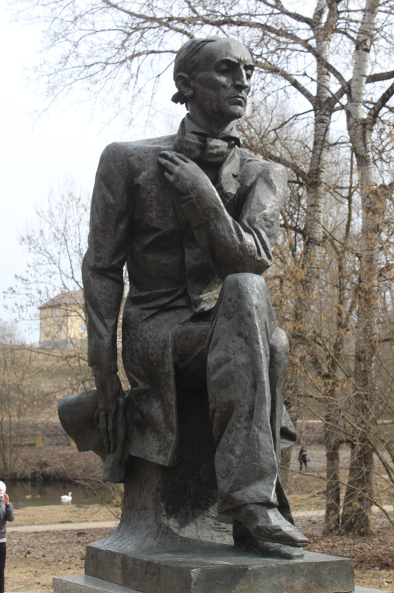 Овстуг. Памятник Ф.Тютчеву.