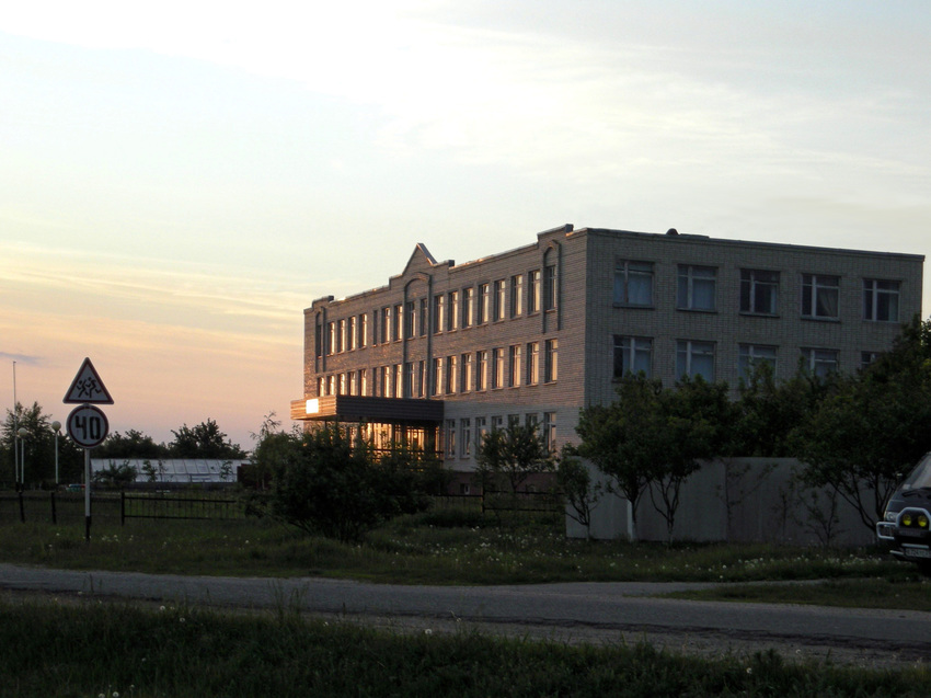 Здание школы в селе Ближняя Игуменка