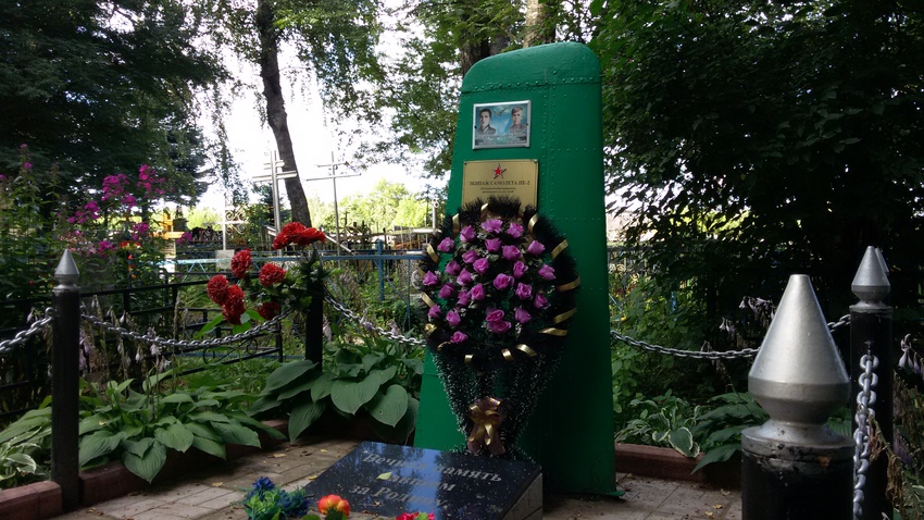 Памятник на захоронении лётчкиков погибших в войну.
