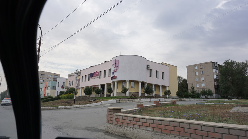 На улицах города.