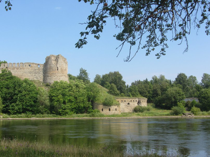 Ивангородская крепость, вид с эстонской стороны, другой ракурс