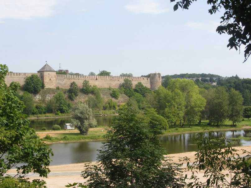 вид с эстонской стороны на Ивангород