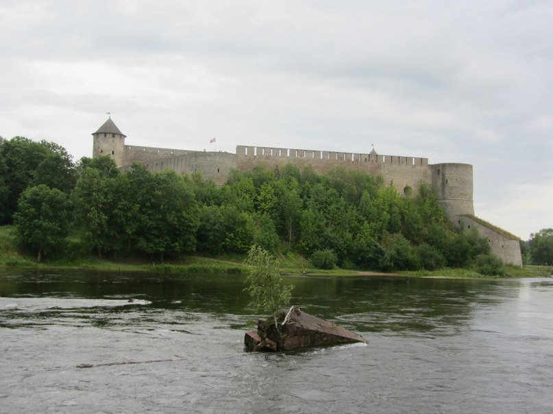 вид с эстонской стороны на Ивангород