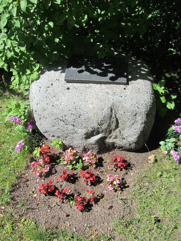 Усть-Нарва, памятный камень-здесь была дача Игоря Северянина