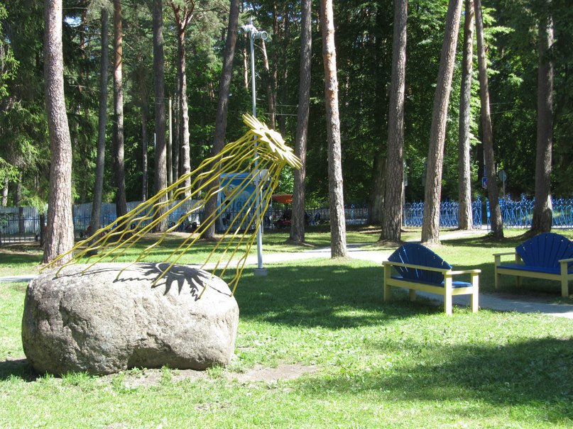 Усть-Нарва, санаторно-куррортная зона, памятник Солнцу, другой ракурс