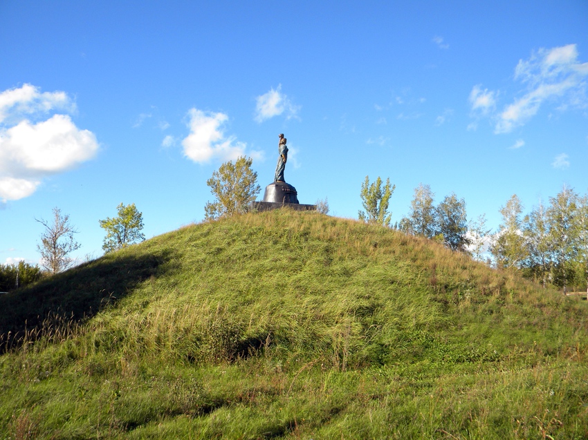 Холм Славы на окраине села Купино