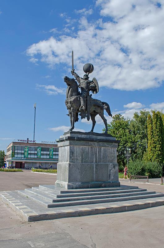 Новгород-Северский. Памятник князю Игорю.