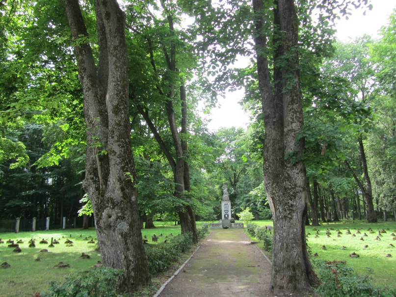 Аллея к мемориалу павшим в освободительной войне 1918-1920гг