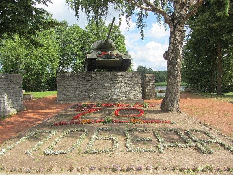 Нарва,  Jõesuu, монумент танк Т-34, другой ракурс