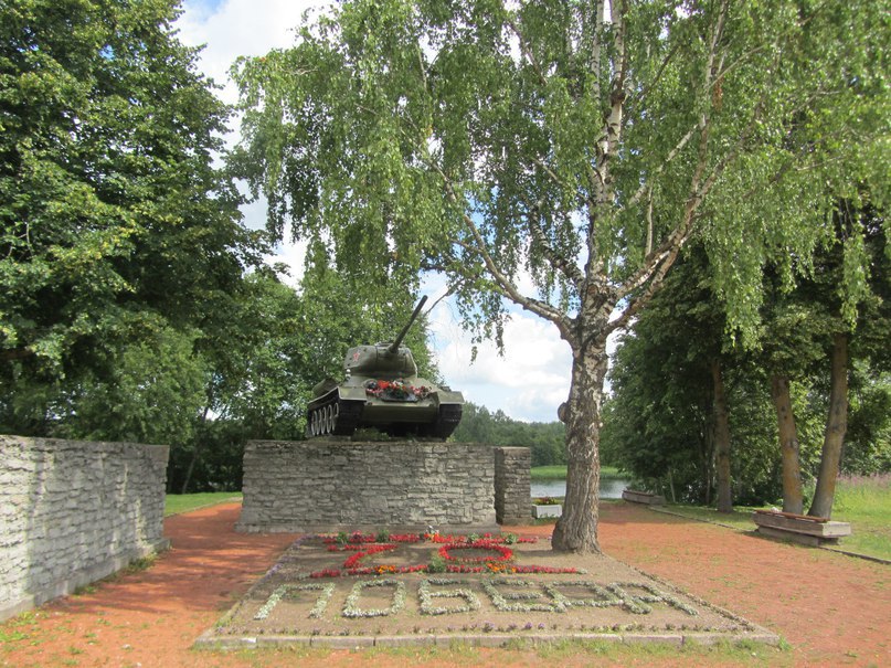 Нарва,  Jõesuu, монумент танк Т-34, другой ракурс