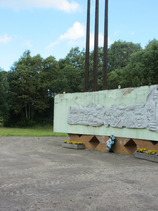 Нарва, Памятник в честь 30-летия Победы