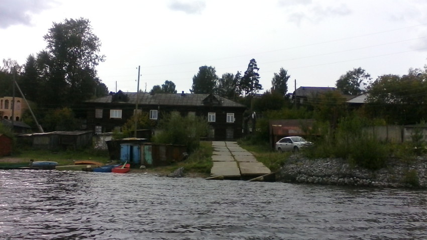Вид на посёлок с реки Камы.