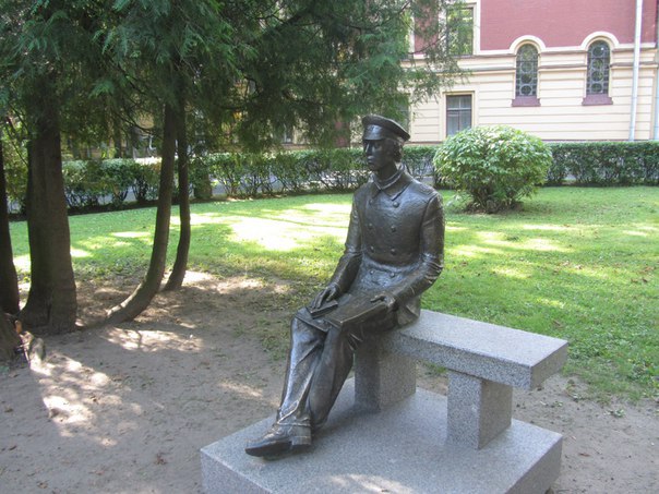 Памятник студенту  у политехнического университета