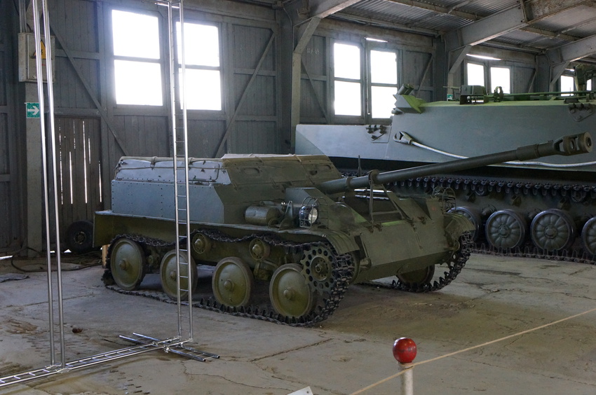 Павильон: Советские лёгкие танки и БМД, техника ВДВ