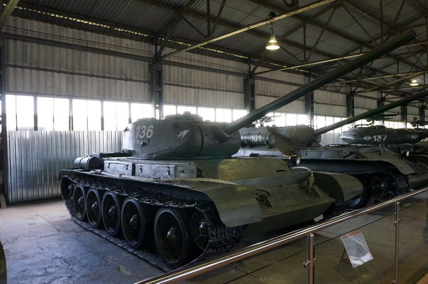 Павильон: Советские средние танки и САУ
