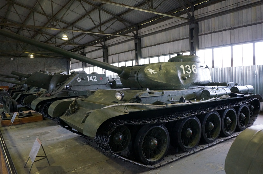 Павильон: Советские средние танки и САУ