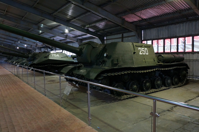 Павильон: Советские тяжёлые танки и САУ