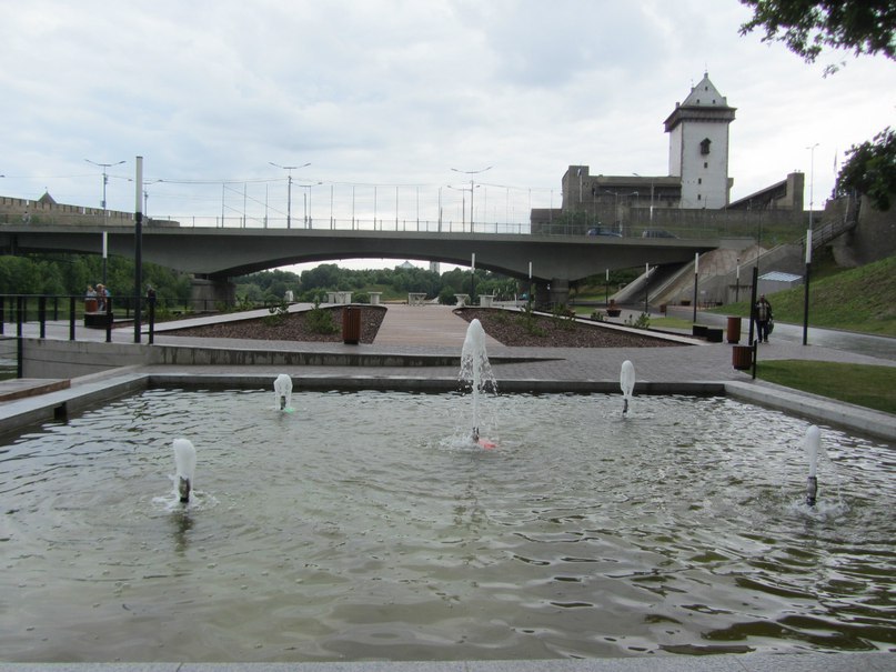 Нарва, набережная, фонтанчики с подсветкой