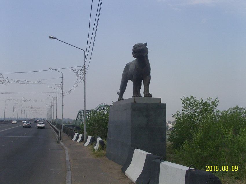 Статуя тигра на мосту через Селенгу в Улан-Удэ