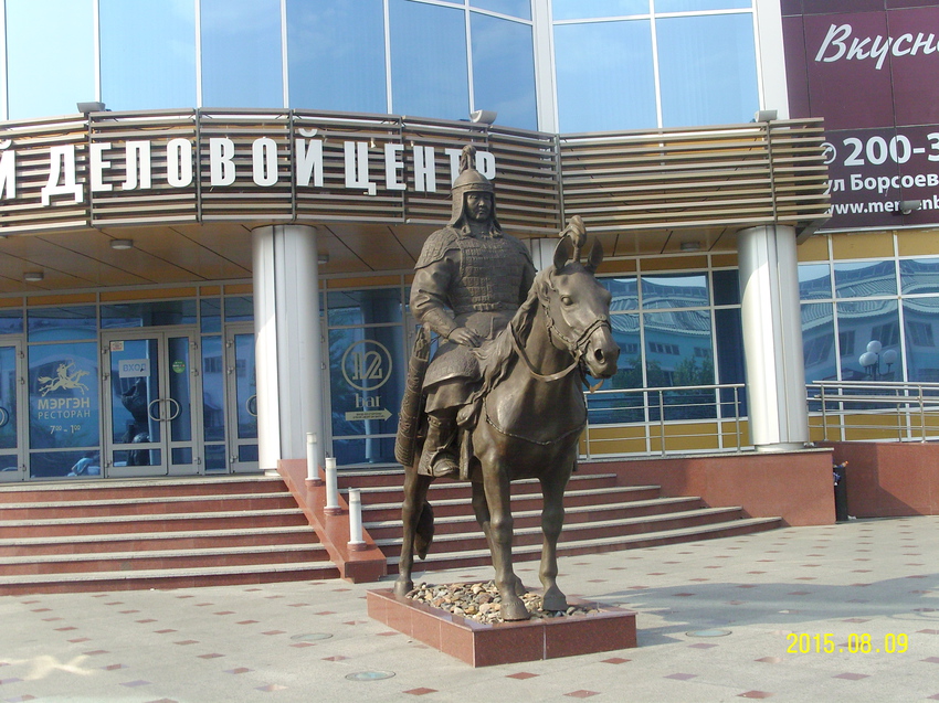 Статуя воина хишигтэна (гвардейца) в Улан-Удэ