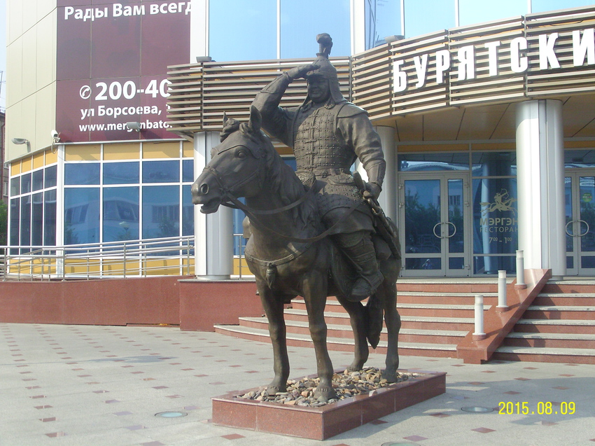 Статуя воина хишигтэна (гвардейца) в Улан-Удэ