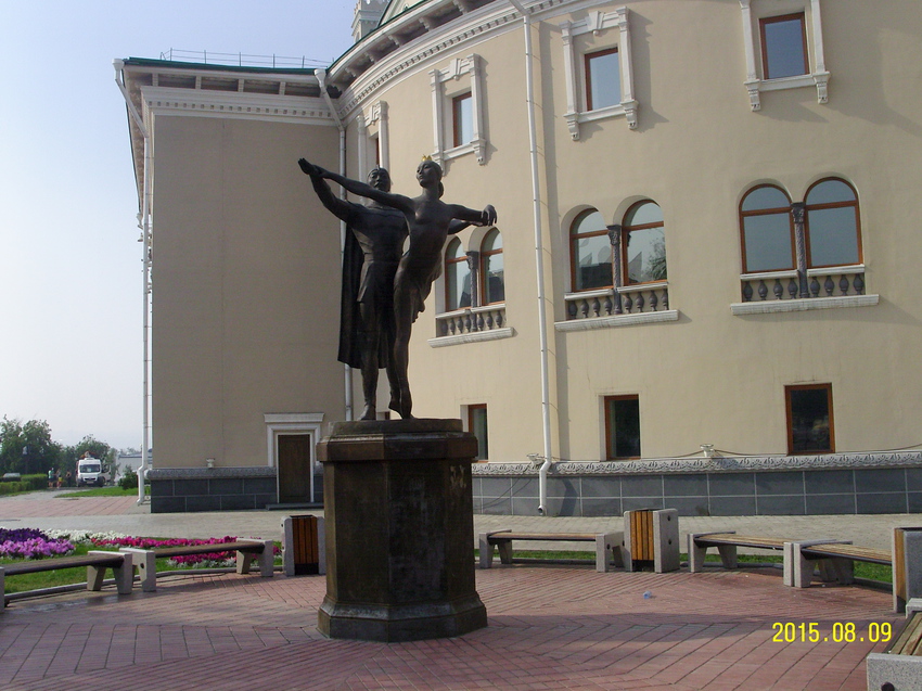 Памятник народным артистам П. Абашееву и Л. Сахьяновой около Академического театра оперы и балета в Улан-Удэ
