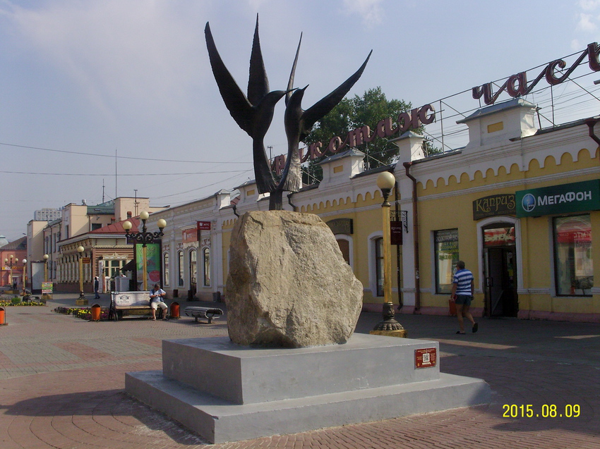 Скульптура А. Миронова &quot;2 птицы&quot; (символ любви и бережного отношения к природе) в пешеходной зоне Улан-Уде