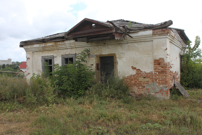 Короча. Никольский храм. Домик священника.