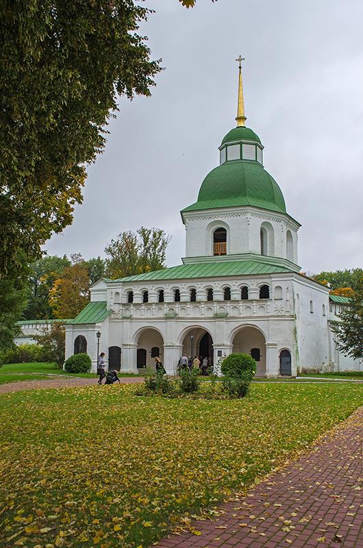 Новгород-Северский. Надвратная колокольня.