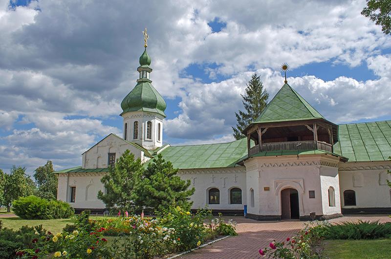 Новгород-Северский. Палатный корпус с Петропавловской церковью.
