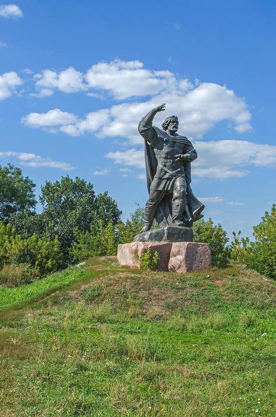 Новгород-Северский. Памятник Бояну.