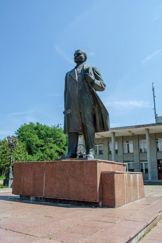 Новгород-Северский. Памятник Ленину (пока целый).