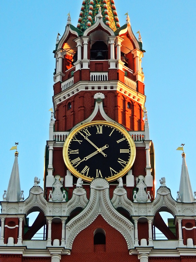 Часы-куранты, установленные на Спасской башне Московского Кремля.