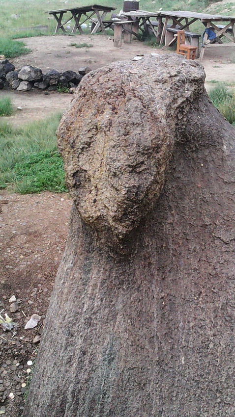 Камень Бухэ-Шулун (Бык-камень). Святыня Баргузинской долины. Расположен у дороги между сёлами Суво и Бодон